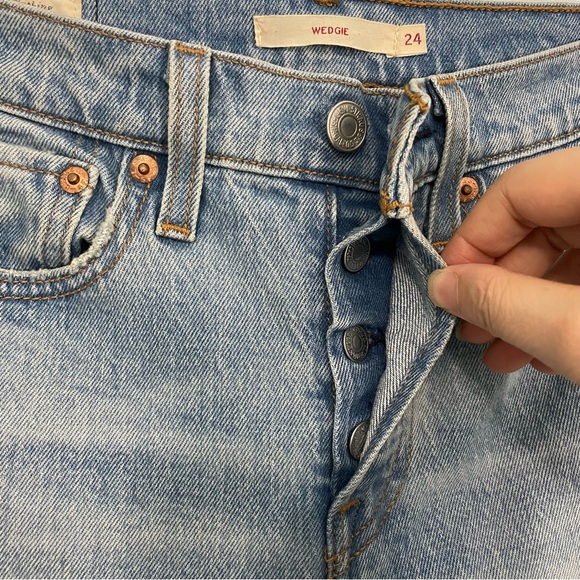 Levi's Premium Wedgie Light Wash High Rise Jeans Size 24 - Picture 6 of 11